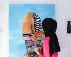 Seniman Indonesia, Imelda Adams, saat sedang melukis salah satu karyanya (dok: Imelda Adams)