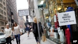 뉴욕 상점 유리창에 구인 광고가 붙어 있는 모습. (자료사진)