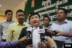 រូបឯកសារ៖ លោក ហេង សួរ ផ្តល់​បទសម្ភាស​ដល់​អ្នកសារព័ត៌មាន​អំពី​សេចក្តី​សម្រេច​ចុងក្រោយ​នៃ​ក្រុម​ត្រីភាគី​ដើម្បី​ចរចា​ការដំឡើង​ប្រាក់ឈ្នួល​កម្មករ​រោងចក្រ​សម្រាប់​ឆ្នាំ​២០១៧ នៅ​ថ្ងៃពុធ ទី២៨ ខែកញ្ញា ឆ្នាំ២០១៦។ (ខាន់ សុគុំមនោ/VOA)