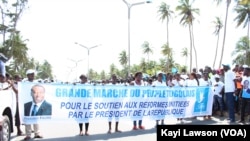 Marche des partisans du pouvoir à Lomé, Togo, 20 septembre 2017. (VOA/Kayi Lawson)