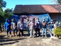 Masyarakat Desa Bedoyo, gotong royong melakukan penyemprotan desinfektan begitu ada warga positif terinfeksi virus corona. (Foto: via Suminto)