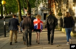 Vote Leave supporters walk along a street in central London a day after "Brexit" vote. June 24, 2016.