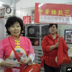 大陆配偶冯永贞 (左) 胡淑香 (右)