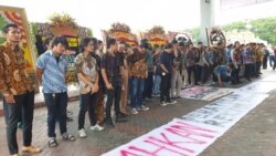 Mahasiswa menganggap penyusunan peraturan rektor yang memakan waktu setahun terlalu lama. (Foto:VOA/ Nurhadi)