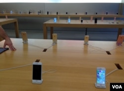 iPhones on display at an Apple store in Virginia, USA, April 4, 2016. (Photo: Diaa Bekheet/VOA)