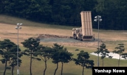 지난달 30일 한국 경북 성주군 성주골프장에서 미군 사드 발사대가 하늘을 향하고 있다. 문재인 한국 대통령은 이날 추가로 4기의 발사대가 비공개로 추가 반입된 사실을 보고받고, 철저한 진상 조사를 지시했다.