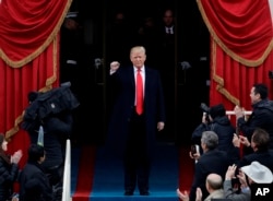 រូបឯកសារ៖ លោក​ ដូណាល់ ត្រាំ ចូល​ស្បថ​កាន់​តំណែង​ជា​ប្រធានាធិបតី​អាមេរិក​ទី៤៥ នៅ​វិមាន​សភា​អាមេរិក កាលពី​ថ្ងៃសុក្រ ទី២០ ខែមករា ឆ្នាំ២០១៧។