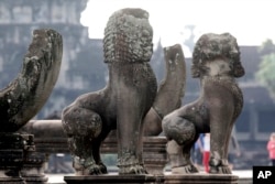 រូប​ចម្លាក់​តោពីរ​នៅ​មុខ​ច្រក​ចូល​ប្រាសាទ​អង្គរវត្ត ខេត្តសៀមរាប។