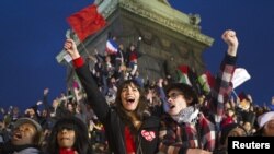 Para pendukung Francois Hollande meluapkan kegembiraannya menyambut kemenangan partai mereka di Paris (6/5).