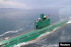 북한은 지난 2014년 6월 김정은 국방위원회 제1위원장이 동해 잠수함 부대인 제167군부대를 방문, 직접 탑승해 훈련을 지도했다며 사진을 공개했다.