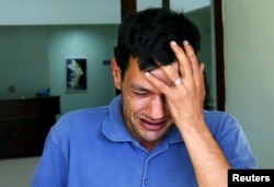 Abdullah Kurdi, ayah Aylan Kurdi yang berusia tiga tahun, menangis ketika ia meninggalkan kamar mayat di Mugla, Turki, 3 September 2015.