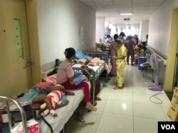 កុមារ​ជាច្រើន​នាក់​ដែល​មាន​ជំងឺ​គ្រុនឈាម កំពុង​សម្រាក​ទទួល​ការ​ព្យាបាល​នៅ​មន្ទីរពេទ្យ​កុមារជាតិ។​ (ធីតា វីន/VOA)