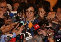 Menteri Keuangan Sri Mulyani menjawab pertanyaan media setelah upacara pelantikan di Istana Negara, 27 Juli 2016. (Foto:AP)