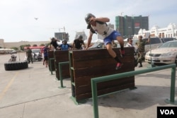 សកម្មភាព​របស់​កងទ័ព​កំពុង​ហ្វឹកហាត់​ត្រៀម​ចូល​រួម​កម្មវិធី​បើកការ​ប្រកួត​កីឡា​កង​យោធ​ពល​ខេមរ​ភូមិន្ទ នៅមជ្ឈមណ្ឌលកោះពេជ្រ នៅ​រាជធានី​ភ្នំពេញ កាលពី​ព្រឹកថ្ងៃទី៥ ខែមករា ឆ្នាំ២០១៧។ (កាន់ ​វិច្ឆិកា/VOA)