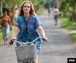 Julia Roberts mengendarai sepeda keliling Ubud dalam film 'Eat, Pray, Love.' Banyak paket wisata ke Bali menawarkan pengalaman spiritual mirip dengan yang diangkat dalam buku dan film ini.