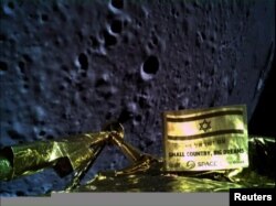 Foto permukaan Bulan yang diabadikan oleh pesawat ruang angkasa Israeli, Beresheet, dan diperoleh oleh Reuters dari Space IL, 11 April 2019.
