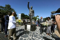 مجسمه نلسون ماندلا در ورودی زندانی که در آنجا حبس بود