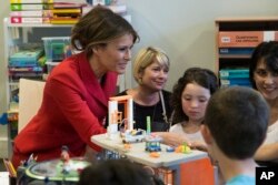 La première dame a visité l'hôpital pour enfants à Paris.
