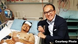 Dubes RI untuk Selandia Baru Tantowi Yahya saat menengok Zulfirmansyah, WNI yang menjadi korban penembakan di Christchurch. (Foto: Facebook)