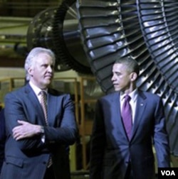 Presiden Barack Obama dan Jeffrey Immelt, CEO General Electric, yang dipilih Obama untuk memimpin Dewan baru Urusan Pekerjaan dan Persaingan.