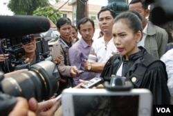 រូបឯកសារ៖ អ្នក​ស្រី​ ម៉េង​ សុភារី ​ជា​សហ​មេធាវី​ការពារ​ក្តីលោក កឹម សុខា និយាយ​ទៅ​កាន់​អ្នក​សារព័ត៌មាន​ នៅ​មុខ​សាលា​ឧទ្ធរណ៍​ បន្ទាប់​ពី​សវនាការ​នៃសំណុំ​រឿង​បណ្ដឹង​លោក​ កឹម​ សុខា​ សុំ​នៅ​ក្រៅ​ឃុំ​ កាល​ពី​ថ្ងៃ​ទី​១ ខែ​កុម្ភៈ​ ឆ្នាំ​២០១៨។ (អូន​ ឆេងប៉រ/VOA)