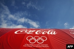 지난 2010년 벤쿠버 동계올림픽의 공식 파트너로 선정된 코카콜라 로고와 올림픽 로고가 나란히 보인다.