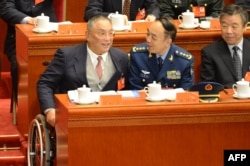 2012年11月8日，邓小平的儿子邓朴方（左）在人民大会堂举行的中共十八大开幕式上。