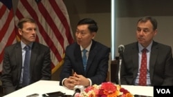 Wouter Van Wersch, CEO and president of General Electric of Asean region, left, and William Heidt, U.S. Ambassador to Cambodia, right, in a meeting, Wednesday April 26, 2017, Phnom Penh, Cambodia. (Hul Reaksmey/VOA Khmer)