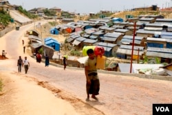 Rohingya refugees travel freely during the day at the camps in Cox's Bazar, Bangladesh, April 1, 2019 (Hai Do/VOA)