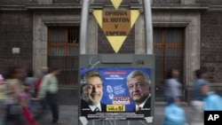 Poster kampanye pemilu presiden Meksiko bergambar capres Andres Manuel Lopez Obrador (kanan) dari partai Revolusi Demokratik (PRD), dan mantan presiden Luiz Inacio Lula da Silva, di pojok kota Meksiko (29/6).