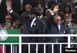 Presiden Sudan Selatan Salva Kiir (kiri) dan Presiden Sudan Omar Hassan al-Bashir melambaikan tangan kepada puluhan ribu warga Sudan Selatan yang menghadiri perayaan HUT Kemerdekaan Sudan Selatan pertama di Juba (9/7).