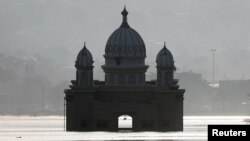 Masjid Apung di Palu, Sulawesi Tengah, terendam air setelah benca gempa dan tsunami melanda Sulawesi Tengah.