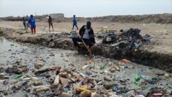 Les jeunes nettoient la plage et les airs de jeux de Bargny à Dakar, le 28 décembre 2020. (VOA/Seydina Aba Gueye)