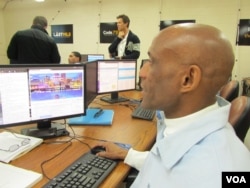 Gary Valentino Hollis uses his skills to create a webpage. (VOA / JoAnn Mar)