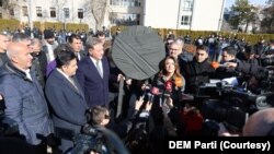 Emek Partisi Gaziantep Milletvekili Sevda Karaca’nın da katıldığı kayyum protestosunda, “Her türlü başlıkta ortak mücadele yürütmek boynumuzun borcudur” yaklaşımıyla muhalefet arasında iş birliği mesajı verilmesi ardından İçişleri’nin önüne siyah çelenk de bırakıldı. 