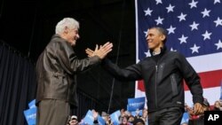 Tsohon shugaba Bill Clinton (hagu) yana gabatar da shugaba Barack Obama a wajen yakin neman zabe a garin Bristow a Jihar Virginia ran asabar.