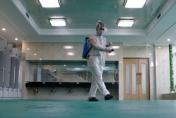 지난달 북한 평양 류경원(Ryugyong Health Complex)의 대중 목욕탕에서 직원이 코로나바이러스 방지를 위해 소독작업을 하고 있다.