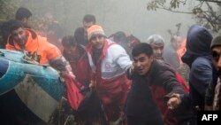 Qidiruv-qutqaruv brigadalari halokat ro'y bergan joydan jasadlarni olib chiqmoqda, 20-may, 2024