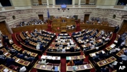 PM Yunani Alexis Tsipras memberikan sambutan dalam sidang parlemen di Athena fFoto: dok). 