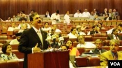Perdana Menteri Pakistan, Yousuf Raza Gilani memberikan pidato di depan parlemen Pakistan, Senin (9/5).