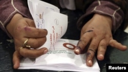 An official counts ballots after polls closed during the final stage of a referendum on Egypt's new constitution in Bani Sweif, about 115 km (71 miles) south of Cairo, December 22, 2012.