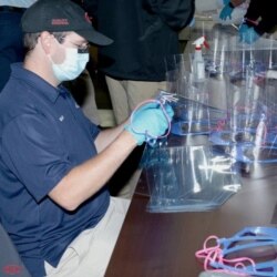 기아자동차 미국 공장에서 신종 코로나바이러스 대응을 위한 의료용 안면가리개를 생산하고 있다.