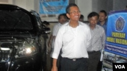Menteri BUMN, Dahlan Iskan, saat menghadiri pameran mobil nasional di aula Universitas Muhammadiyah Surakarta, 25 Februari 2013 (Foto: dok).