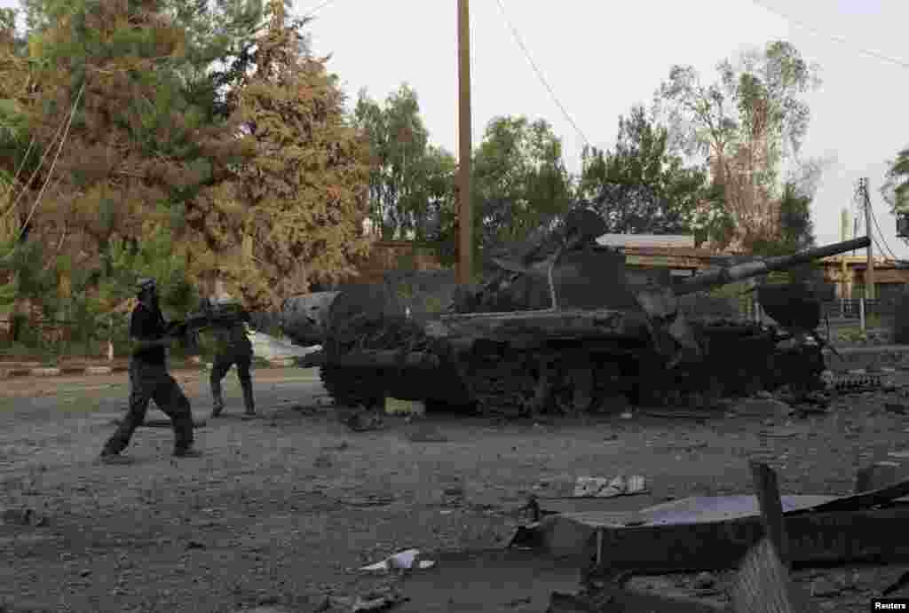 Free Syrian Army fighters fire back during what activists say were clashes with forces loyal to Syria's President Bashar Al-Assad, in Deir al-Zor, June 17, 2013. 