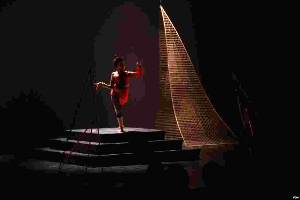 ឈុត​មួយ​ក្នុង​រឿង​ &laquo;ព្រះនាង​ផាមីណា​ទេវី&raquo; ដែល​ច្នៃ​ចេញ​ពី​រឿង​ &laquo;ខ្លុយ​វេទមន្ត​&raquo; របស់​លោក​ Mozart ​ត្រូវ​បាន​សម្តែង​ដោយ​ក្រុម​សិល្បៈ​សុភីលីន​ នៅ​​ឯ​នាយកដ្ឋាន​សិល្បៈ​ទស្សនីយភាព​ កាល​ពី​ថ្ងៃ​ទី​២១​ ខែ​ឧសភា​ ឆ្នាំ​២០១៥។