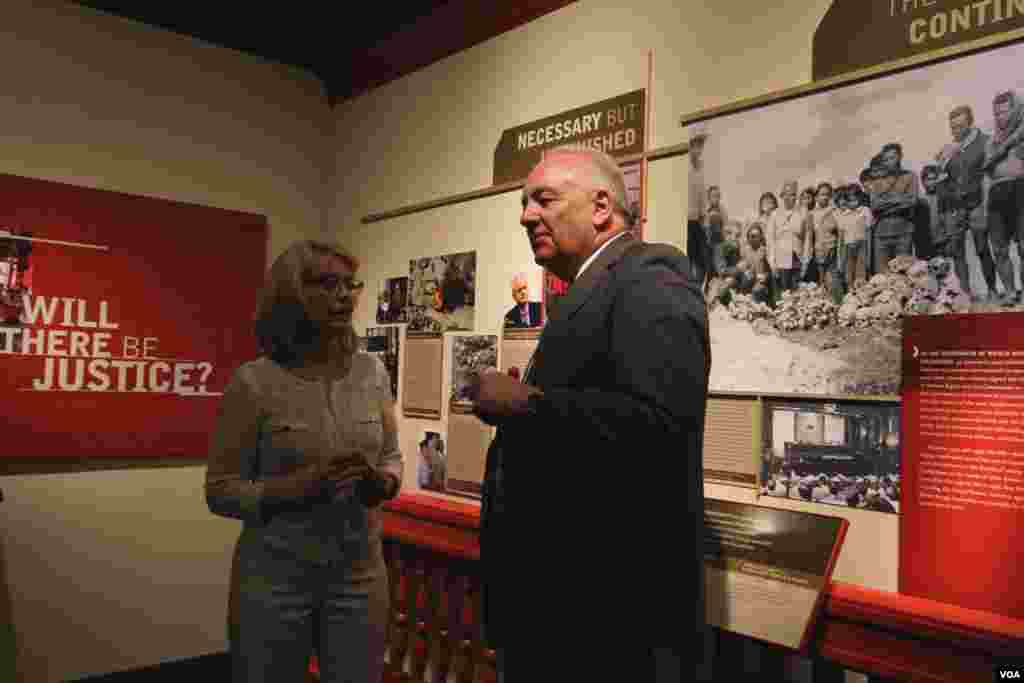 ប្រវត្តិវិទូ និង​អ្នក​ស្រាវជ្រាវ​សម័យ​ខ្មែរ​ក្រហម ធ្វើទស្សនកិច្ច​នៅ​ពិពណ៍ &zwj;&laquo;ខ្ញុំត្រូវការ​យុត្តិធម៌&raquo; ដែល​ស៊ើបអង្កេតកិច្ច​ខិតខំ​ប្រឹង​ប្រែង​នាំ​យក​ឧក្រិដ្ឋជន​នៃ​របប​ដ៍សាហាវ​យង់​ខ្នង​នេះ​មក​កាត់​ទោស​នៅ​សាលាក្តី​ខ្មែរ​ក្រហម។ &laquo;ខ្ញុំត្រូវការ​យុត្តិធម៌&raquo; ក៏​បង្ហាញ​ពី​វិធីសាស្ត្រ​ដែល​ជន​រងគ្រោះ​កម្ពុជា​កំពុង​តែ​ស្វែង​រក​ទម្រង់ &laquo;យុត្តិធម៌&raquo; ដែល​ជា​លក្ខណៈ​បុគ្គល វប្បធម៌ និង បែប​ប្រវត្តិសាស្រ្ត ខណៈពេល​ដែល​ពួកគាត់​កំពុង​តែ​ប្រឈម​មុខ​នឹង​កេរ្តិ៍ដំណែល​បន្សល់​ទុក​ពី​សម័យ​ខ្មែរ​ក្រហម។ ពិព័រណ៍​នេះ​មាន​ទីតាំង​នៅ Wexner Center នៃ​សារៈមន្ទីរ​ប្រល័យពូជសាសន៍ ស.រ.អា (US Holocaust Memorial Museum) នៅ​រដ្ឋធានី​វ៉ាស៊ីនតោន។ (រូបថត៖ ឡេង ឡែន/VOA Khmer)