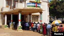 ពលរដ្ឋ​តម្រង់​ជួរ​រង់​ចាំ​បោះ​ឆ្នោត​​នៅស្ថានីយ៍​បោះ​ឆ្នោត​មួយ​ធ្វើឡើង​នៅ​សណ្ឋគារ​ De Ville ក្នុង​អំឡុង​ពេល​នៃ​ការ​បោះ​ឆ្នោត​ប្រធានាធិបតី​នៅ​ទីក្រុង​ Bangui រដ្ឋធានី​នៃ​សាធារណរដ្ឋ​អាហ្វ្រិកកណ្តាល កាល​ពី​ថ្ងៃទី៣០ ខែ​ធ្នូ។