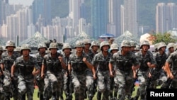 中国驻港军队2019年6月30日在香港昂船洲海军基地举行军事表演。