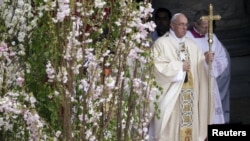 Pope Francis leads the Easter Mass in St. Peter's square at the Vatican, April 5, 2015. 