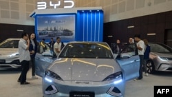 Warga mengunjungi stan produsen mobil listrik China, BYD, dalam pameran di Surabaya pada 29 Mei 2024.